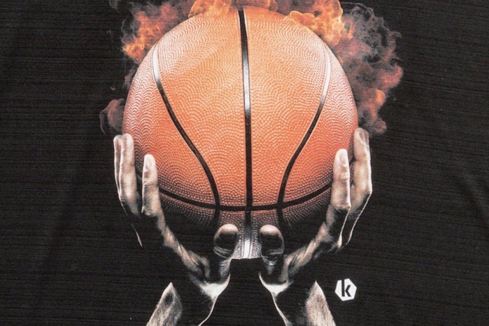 バスケットボールの表面の凹凸を再現したTシャツ