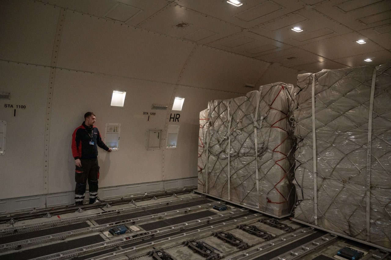 英イースト・ミッドランズ空港で11月、中国から到着したワン・エアーの貨物便