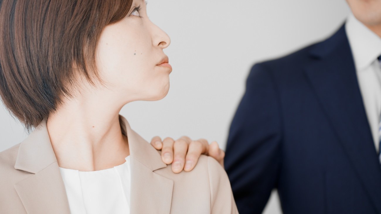 職場のセクハラ問題。軽く肩をたたく、手を握る、太ももを触る…どこからがセクハラになる？