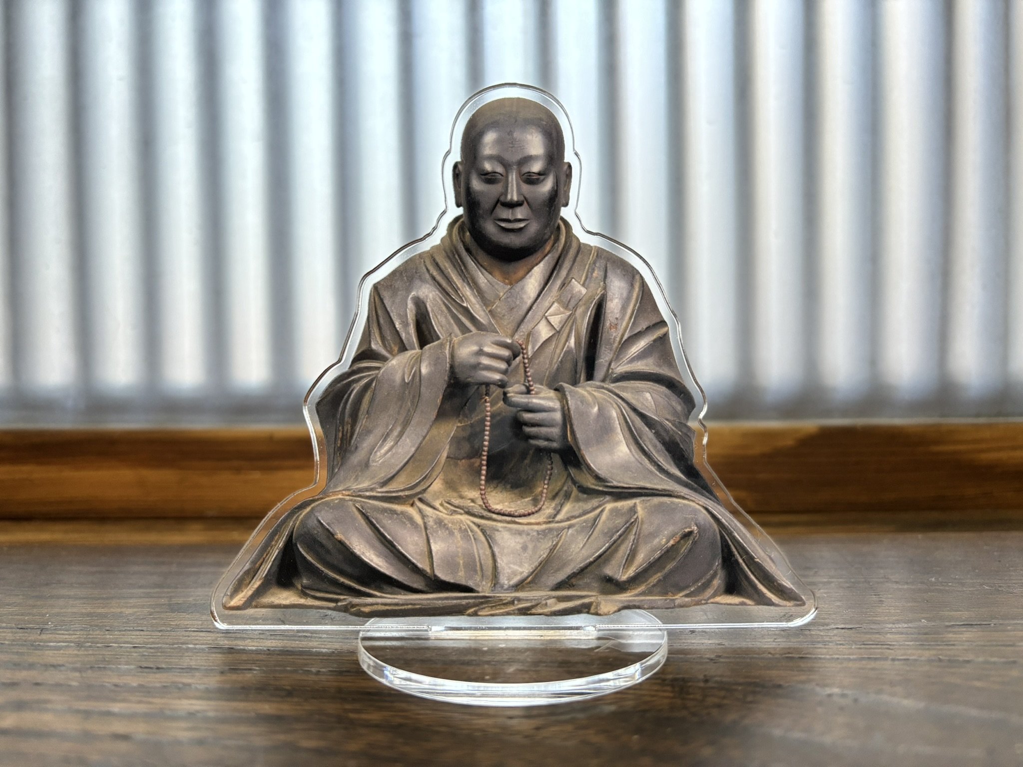 法然上人の御影を刻んだ「法然上人坐像」(奈良・當麻寺奥院蔵)。こちらはこの特別展オリジナルのアクリルスタンド
