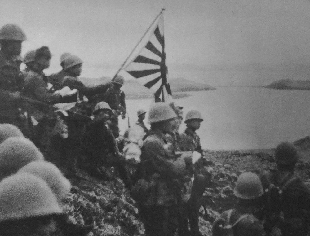 1942年6月6日、キスカ島に上陸後、帝国軍旗を掲げた日本軍（ファイル:JapaneseKiska.jpg／Wikimedia Commons）