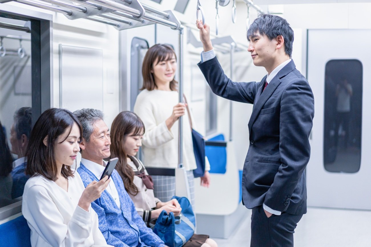 【これは使える!】あまり仲良くない人と電車で一緒になったとき、話が続く最強メソッド
