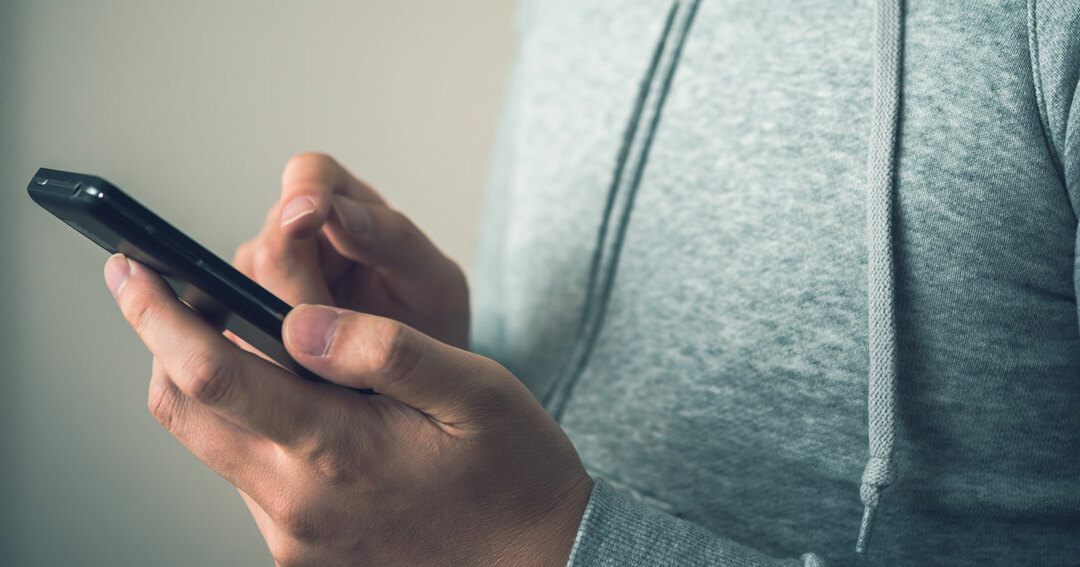 ネット上の情報を信じて他人を誹謗中傷すると、無実の人を傷つけてしまう可能性があります。