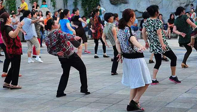 高齢者女性が広場で行う「広場ダンス」は“迷惑行為”とみなされ、トラブルとなるケースが増えてつつあるという　Photo:中国のＳＮＳより
