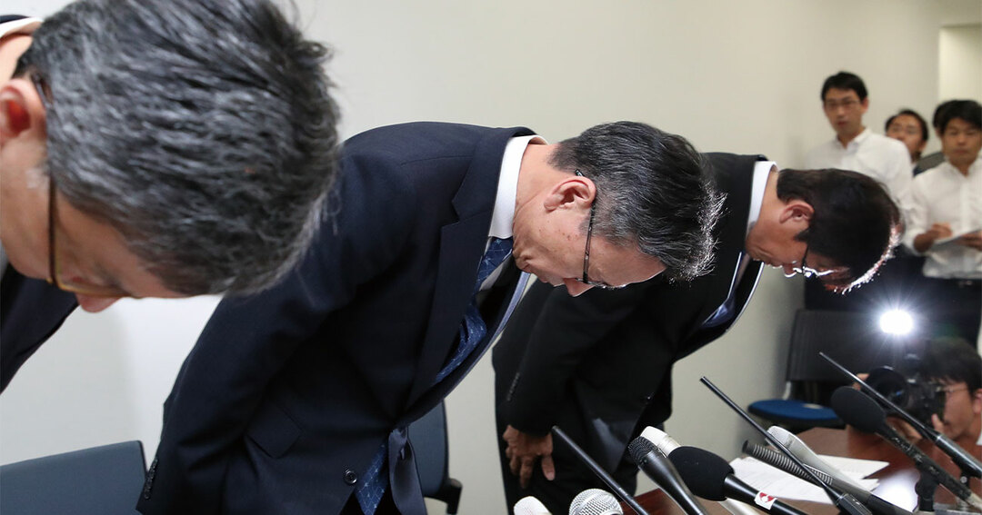 記者会見で謝罪する関西電力の岩根茂樹社長