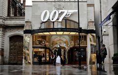 米映画館、「007」が頼みの綱