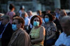 経済再開後の欧州、なぜ感染を抑え込めているのか
