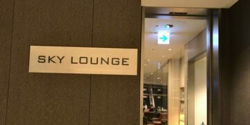 羽田空港・国際線ターミナル内の「SKY LOUNGE」を無料で使えるクレジットカードや同伴者料金を紹介！隣の「TIAT LOUNGE」のほうがお酒も無料で快適!?