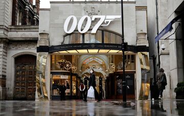 米映画館、「007」が頼みの綱