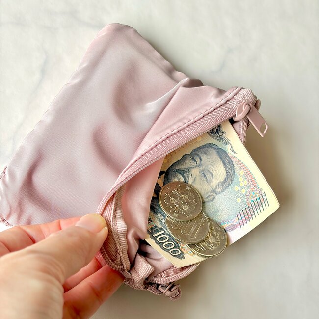 もう普通の財布に戻れないかも…！ダイソーの「お札を折らずに入れられるミニ財布」カギもカードも収納できて天才！