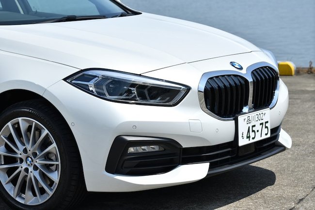 新世代BMWデザインの大型シングルフレームを用いたキドニーグリルを採用。4灯式LEDヘッドライトが備わる