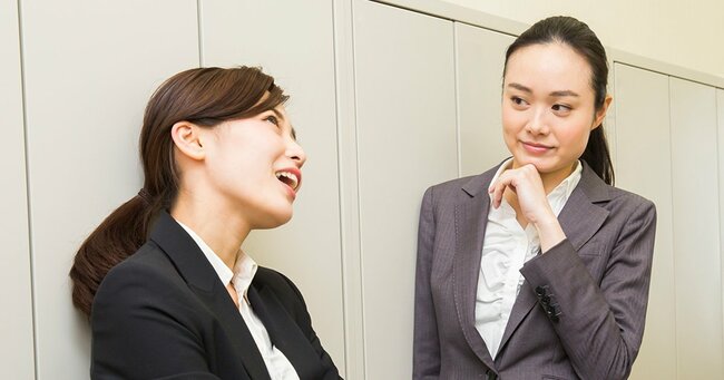 ロッカールームで雑談する二人の女性