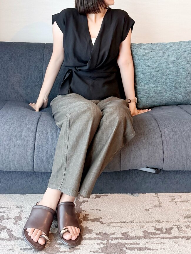 「酷暑の毎日でも心地良い」ユニクロの“着回しワイドパンツ”が美シルエットだと評判です！「個人的にヒット作」「足がめちゃくちゃ長く見えます」《購入レビュー》