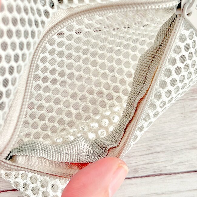 ミニ財布はこれでいいじゃん…！セリアで見つけた「迷子にならないポーチ」透け感がかわいいし、ガバッと開いて使いやすい！