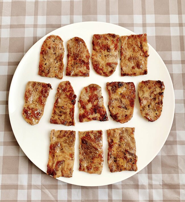 いくらなんでも盛りすぎだよ…！ほっともっとの“お肉たっぷり弁当”フタを開けてびっくりした！「これぞまさにご褒美」「神とさせていただきます」