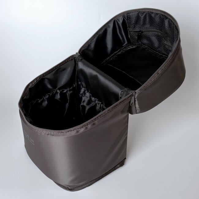 「大容量なのが嬉しい」3COINSの“自立するコスメポーチ”化粧水ボトルも入りました！「高さのある物も立てて収納できる」「旅行などにも最適」