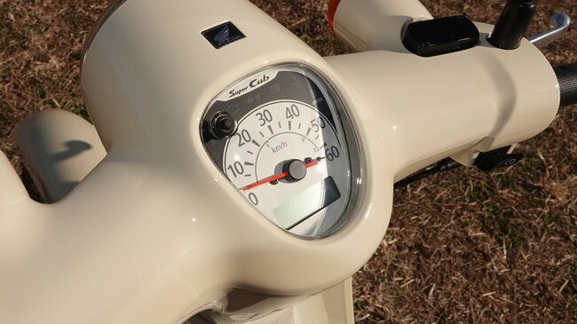 スーパーカブ110 Liteのスピードメーターは60km/hまで。ちなみに小型二輪免許が必要なスーパーカブ110のメーターは140km/hまで刻まれている