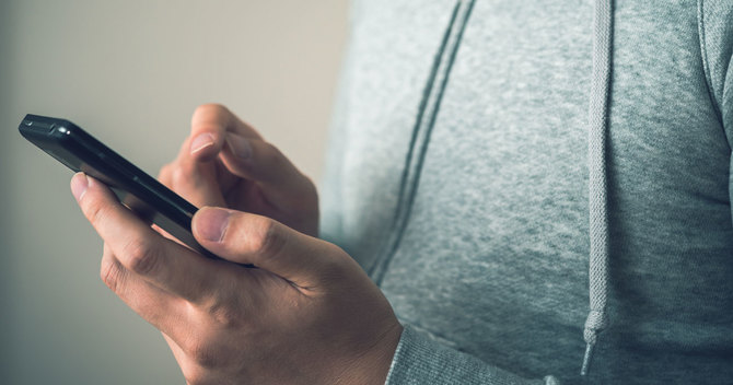 ネット上の情報を信じて他人を誹謗中傷すると、無実の人を傷つけてしまう可能性があります。