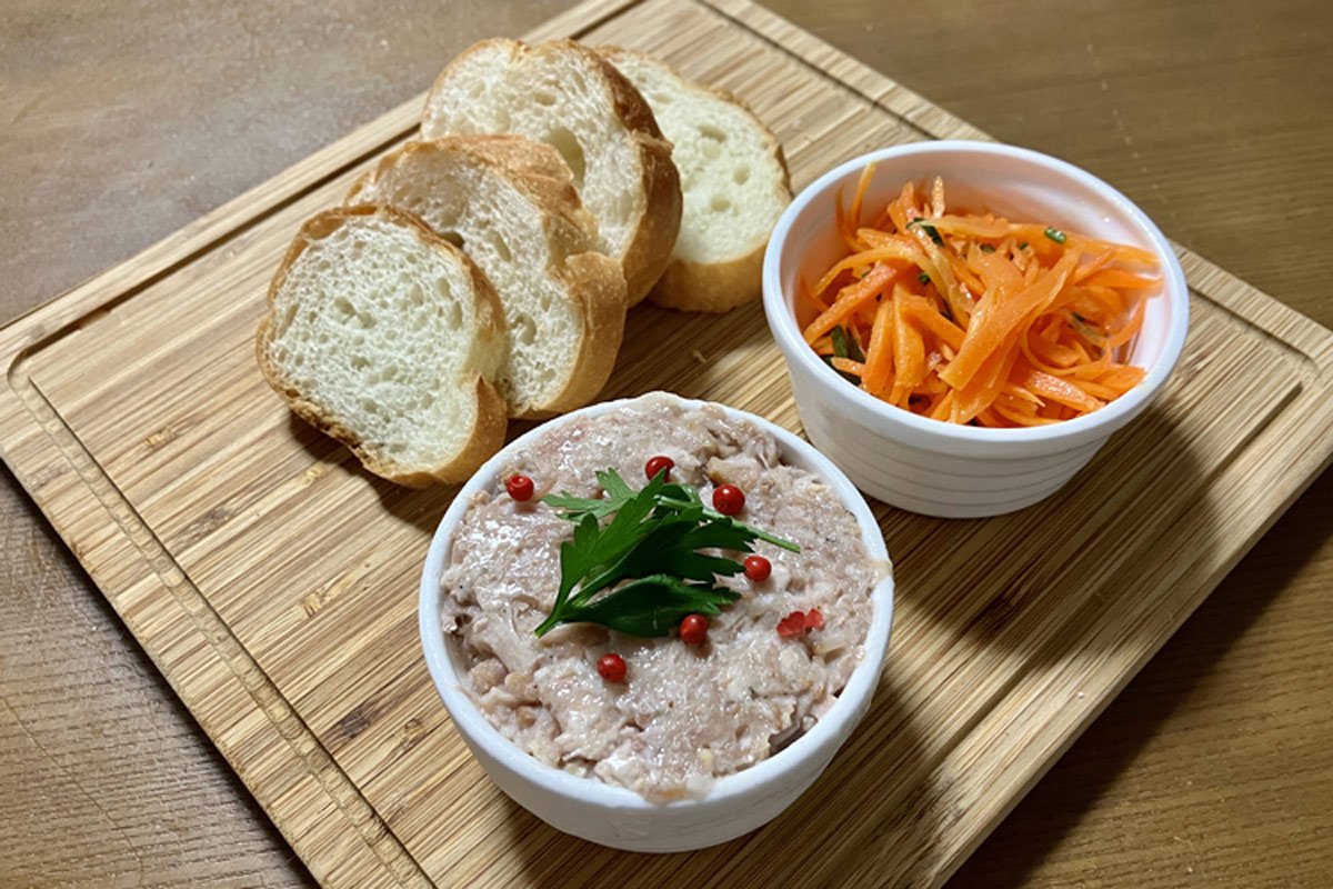 【自宅でおつまみ】ワインと相性抜群!豚肉を煮込んでほぐす「リエット」簡単レシピ
