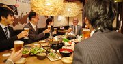 「直箸やめて」は角が立つ？忘年会で年配部下の「鍋マナー」を注意するなら、何と言うのが正解？