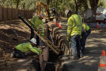米電力大手PG&E、電力事業分社化でKKRと合意間近か