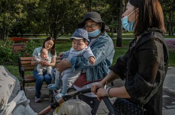 中国、産児制限の完全撤廃を検討　出産奨励に転換も