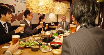 「直箸やめて」は角が立つ?忘年会で年配部下の「鍋マナー」を注意するなら、何と言うのが正解?