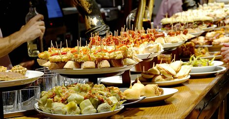 【世界が驚いた】たった人口18万人なのに年間100万人が訪れる世界一の「美食の町」とは