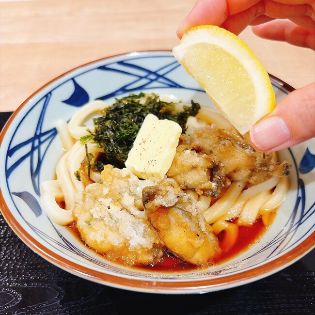 「冬の暴力すぎる…」丸亀製麺の“限定やみつきメニュー”コク旨で食べる手が止まらない！「ドチャクソうまかった」「かなりオススメです」