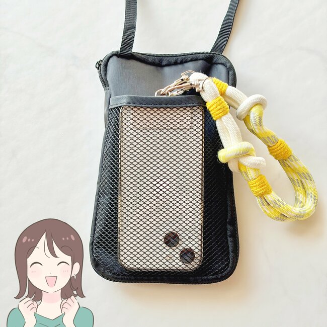 もう普通の財布に戻れないかも…！ダイソーの「手ぶらで持てる財布」カード15枚とスマホが入って天才すぎる！