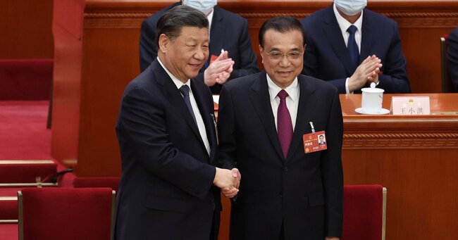 3月11日の全国人民代表大会（全人代）第4回総会の開幕式で、李克強前首相（右）と握手する習近平国家主席（左）