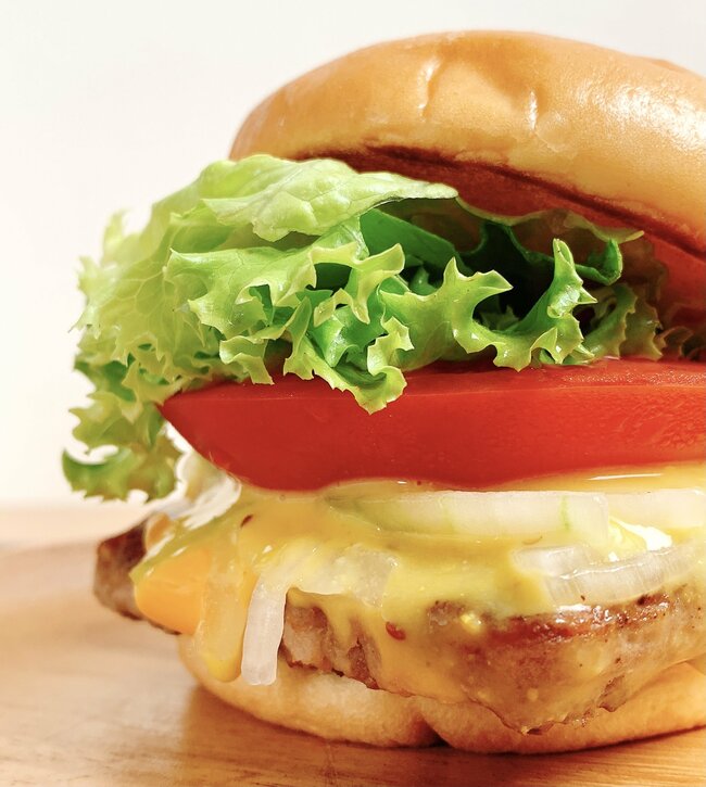 「エグい美味い」「モスで一番好き」モスバーガーの“期間限定メニュー”お肉の旨みがハンパない！「3つぐらい食べれる」「美味すぎて泣いた」《実食レビュー》