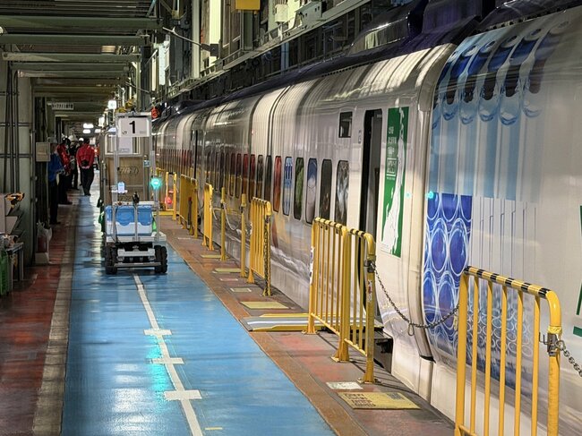 中間車の窓は地域を代表する産品などがラッピングされている