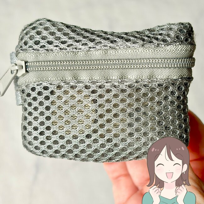 思わず2色まとめ買いした…！セリアの「ミニ財布になるポーチ」手ぶらで持ち歩けて天才！《購入レビュー》