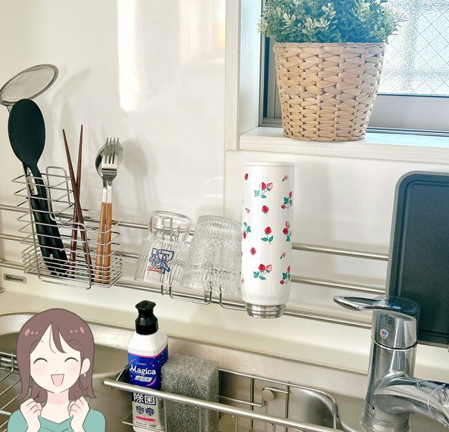 シンクの奥に置けちゃった!ニトリの「浮かせるキッチン収納」が画期的すぎる…!水筒やまな板もスッキリ片付きます!