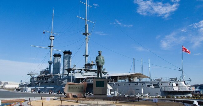 日露戦争を戦った戦艦「三笠」を復元した記念艦と、戦時に連合艦隊司令長官を務めた東郷平八郎の像