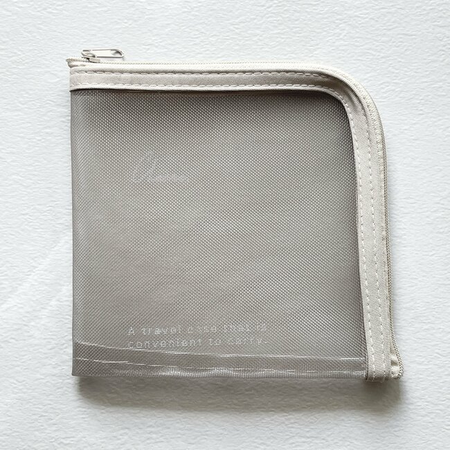 「収納力ばつぐん」「かさばらない！」セリアの“メイクお直しポーチ”ミニバッグに入るコンパクトさがお気に入り！「リップ何本も入れようと思う」