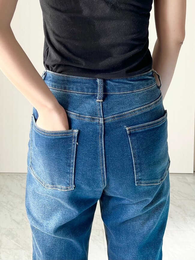 デニムなのに動きやすくて感動…!cocaの「びよーんと伸びるパンツ」シルエットが綺麗で、脚のラインがスッキリ見えるんです!