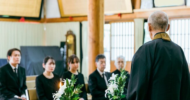 葬式で法話や説教をする住職