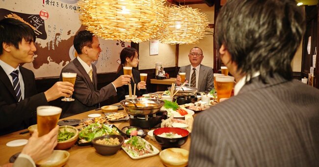 「直箸やめて」は角が立つ？忘年会で年配部下の「鍋マナー」を注意するなら、何と言うのが正解？