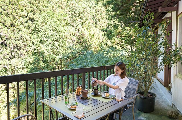 檜原村・兜家旅館の「渓谷展望カフェ」は最高の眺め!