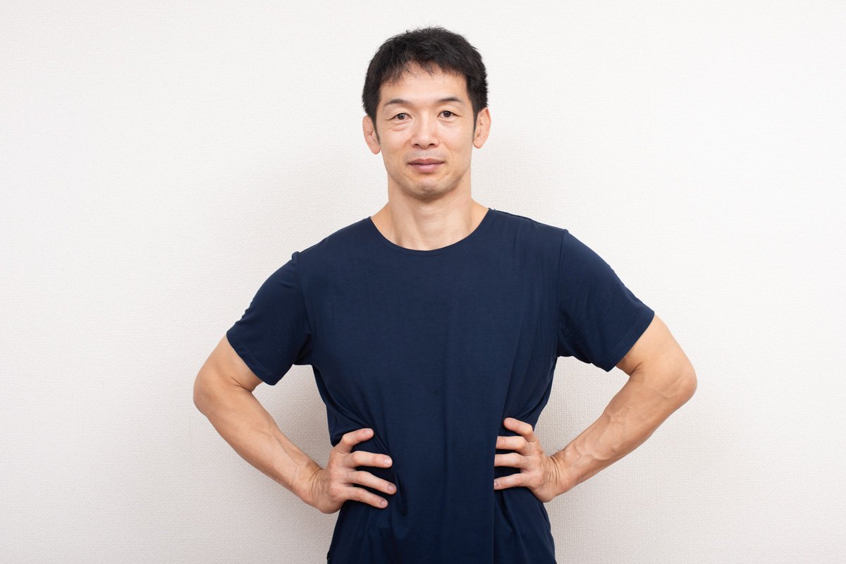 肋骨の下あたりをおさえ、鼻から吸って、肺を360度全方向に膨らます