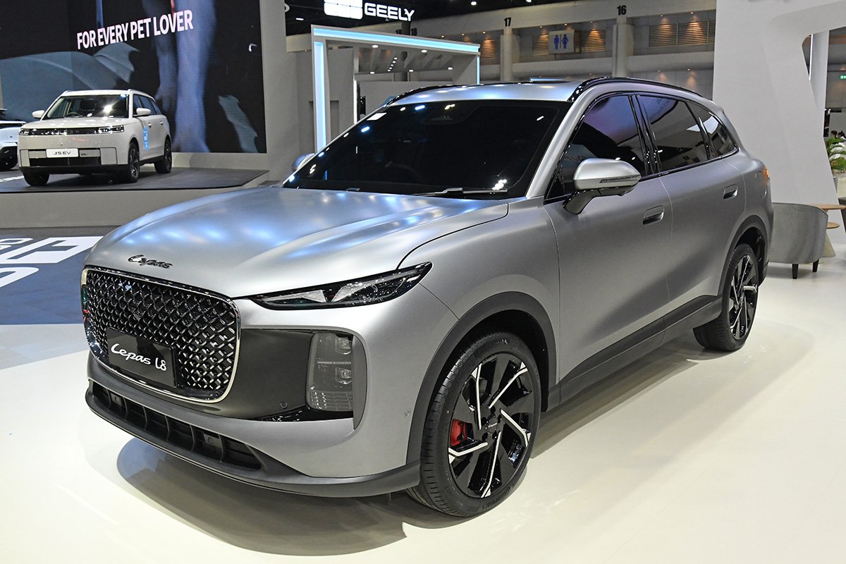 レパスは中国チェリーの新ブランド。L8は全長4.8m程度で、マツダCX-5やアウディQ5と競合。1.5リットルエンジン付PHEV。バッテリーのみで100km走行可能