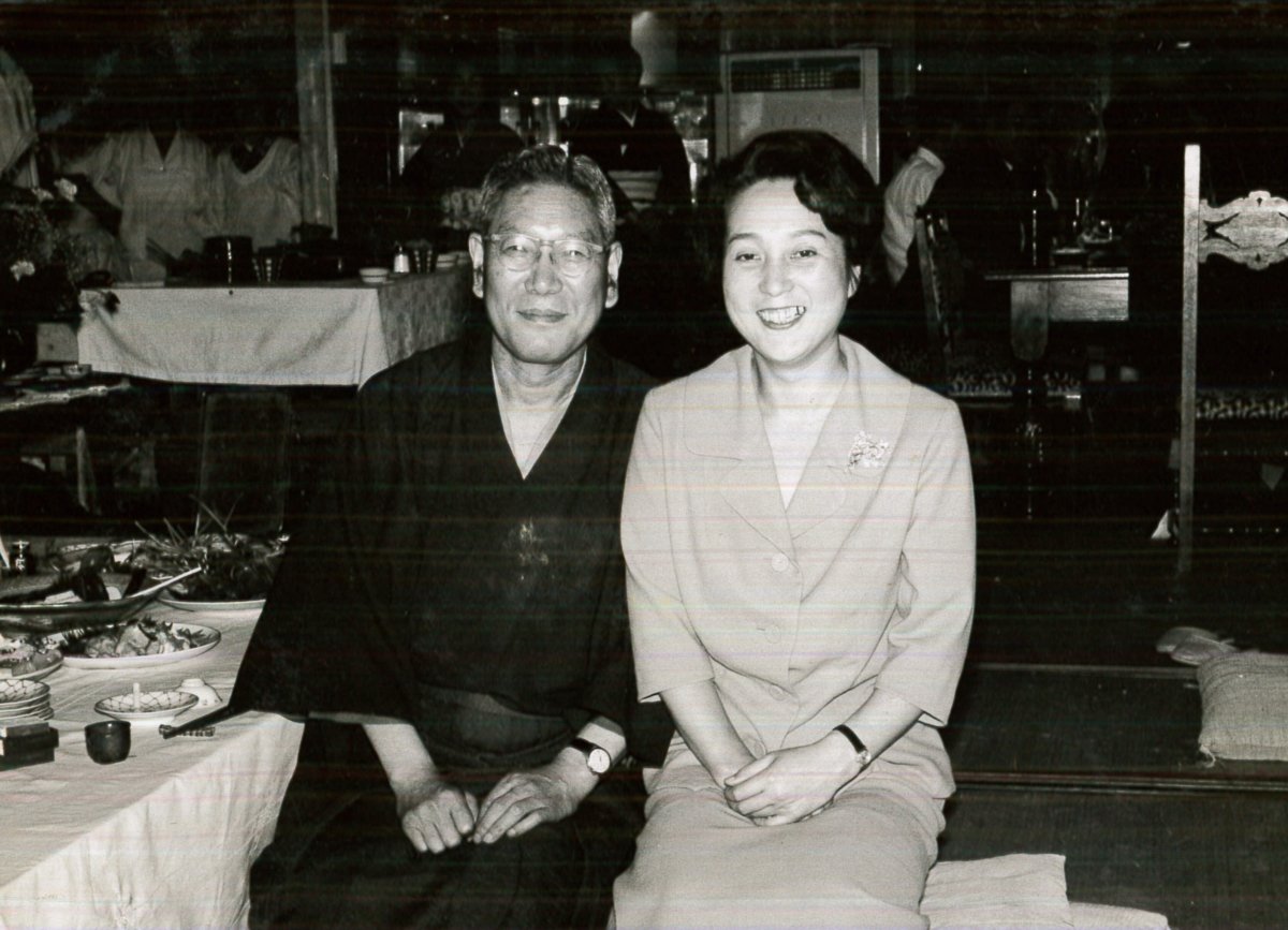 東京・信濃町にある首相の池田勇人の私邸で1961年6月17日に開かれた「総理訪米壮行会」に出席した辻トシ子。池田はこの2日後にワシントンで、米大統領ジョン・F・ケネディと首脳会談を行った