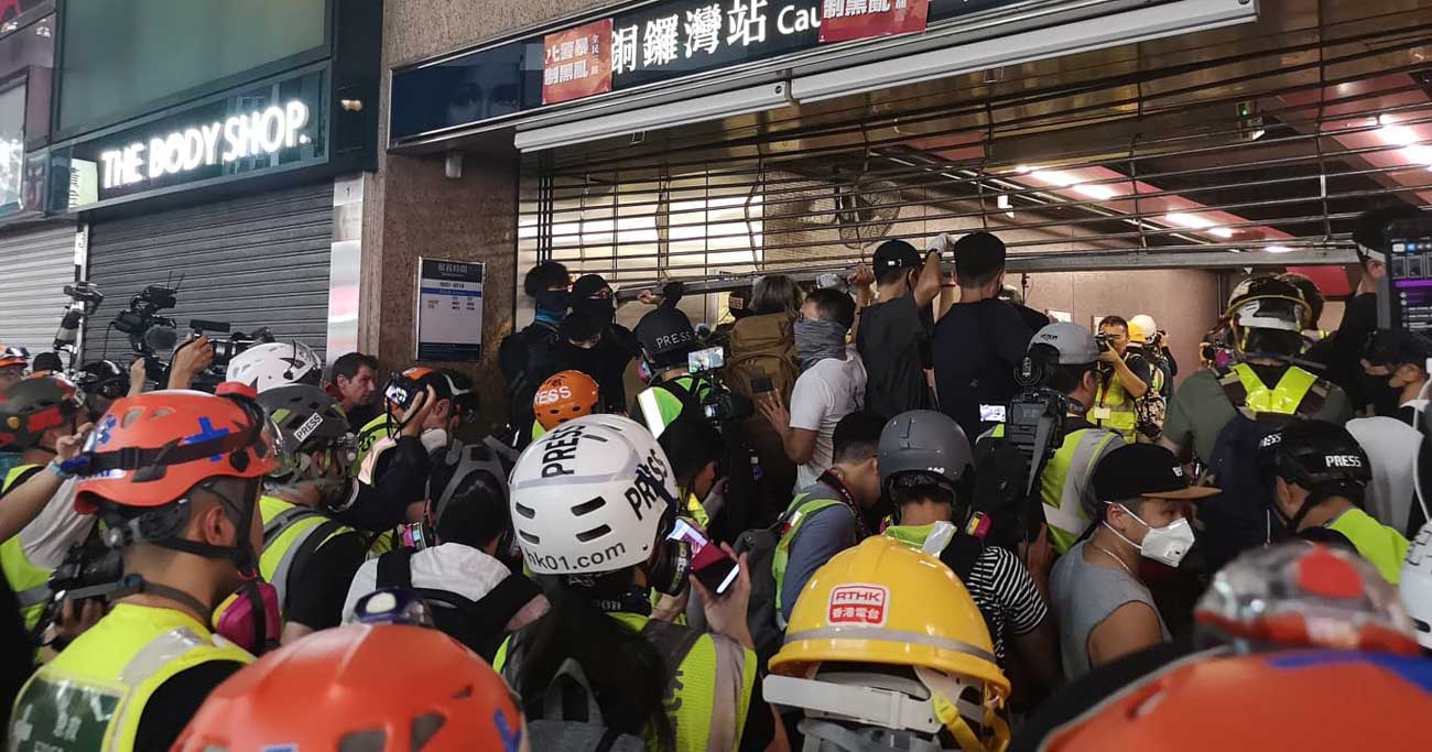 香港デモ現場ルポ、SNSで「武装」し警察と戦う市民