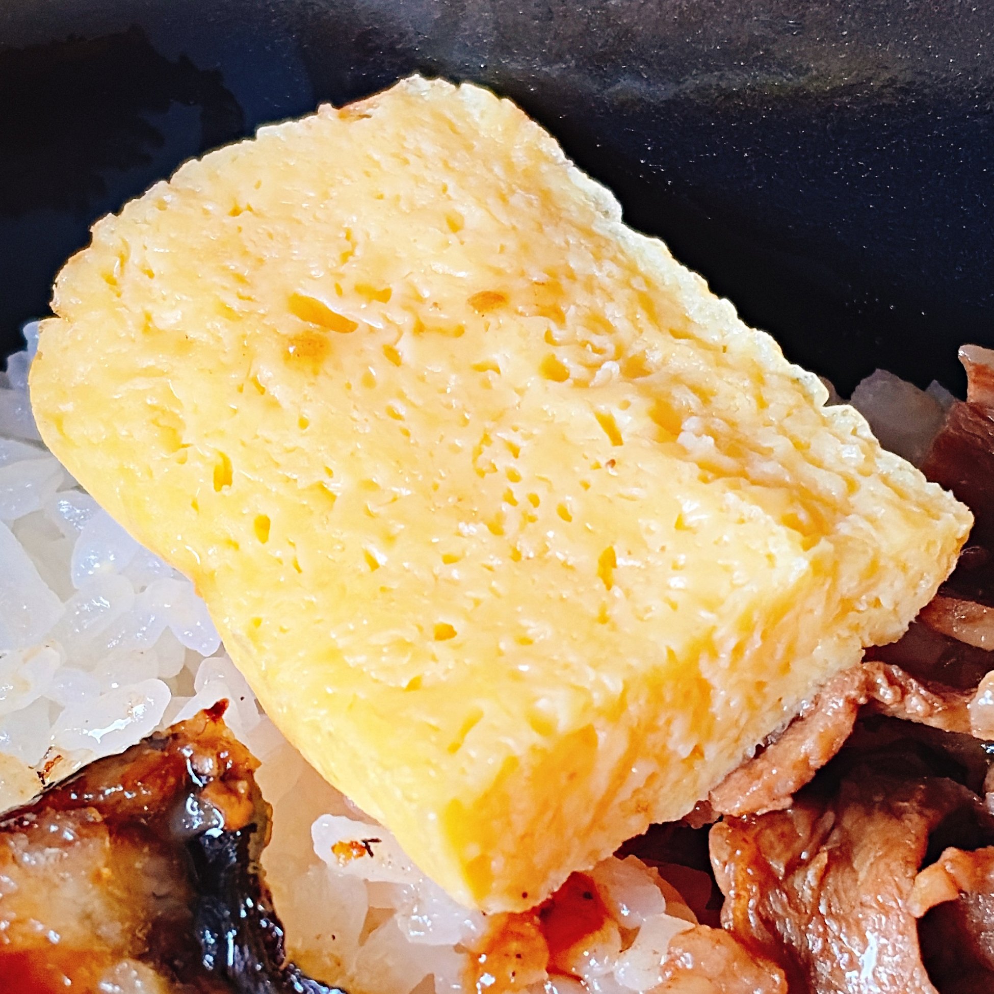 いくらなんでも豪華すぎだよ…！ほっともっとの“よくばり弁当”ご馳走だらけでご飯が足りない！【実食レビュー】