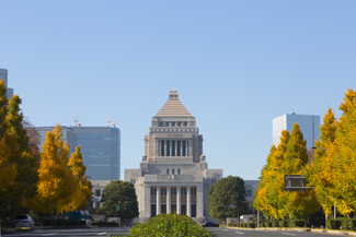15年度予算成立、<br />中間目標達成も財政再建にはほど遠い