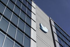 マスク氏のツイッター買収、社員の反応は？