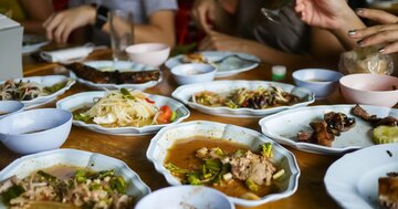 【年末年始に要注意!】「なぜか太りやすい人」が食事中に無意識にやっているNG行動