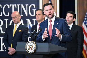 マイクロソフトなどを米永住権制度から除外＝副大統領